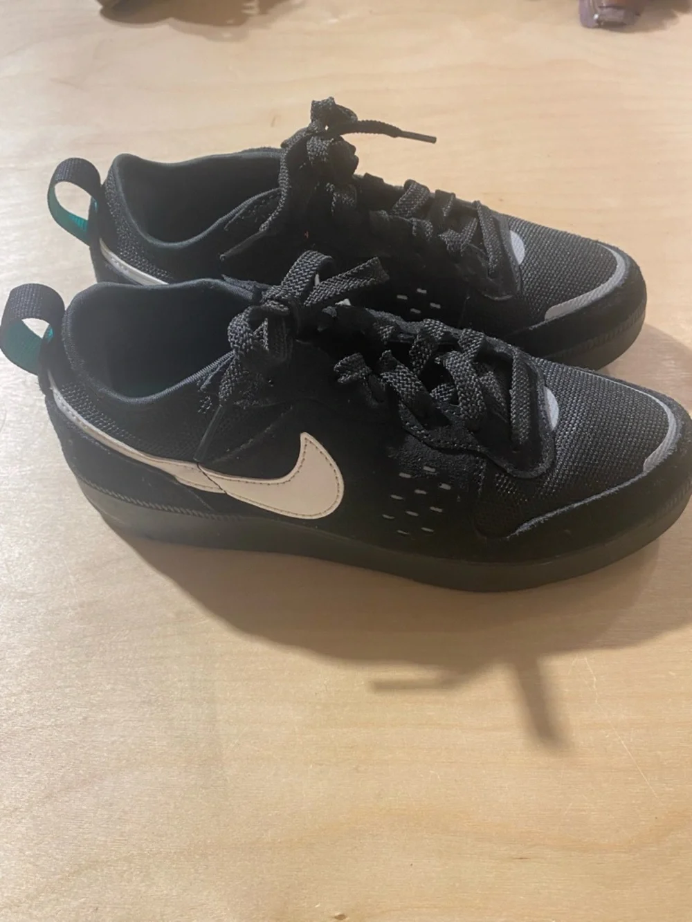 Nike Black Low-Top Lace-Up Sneakers with Subtle White Accents Boys Size 5Y (QY)
